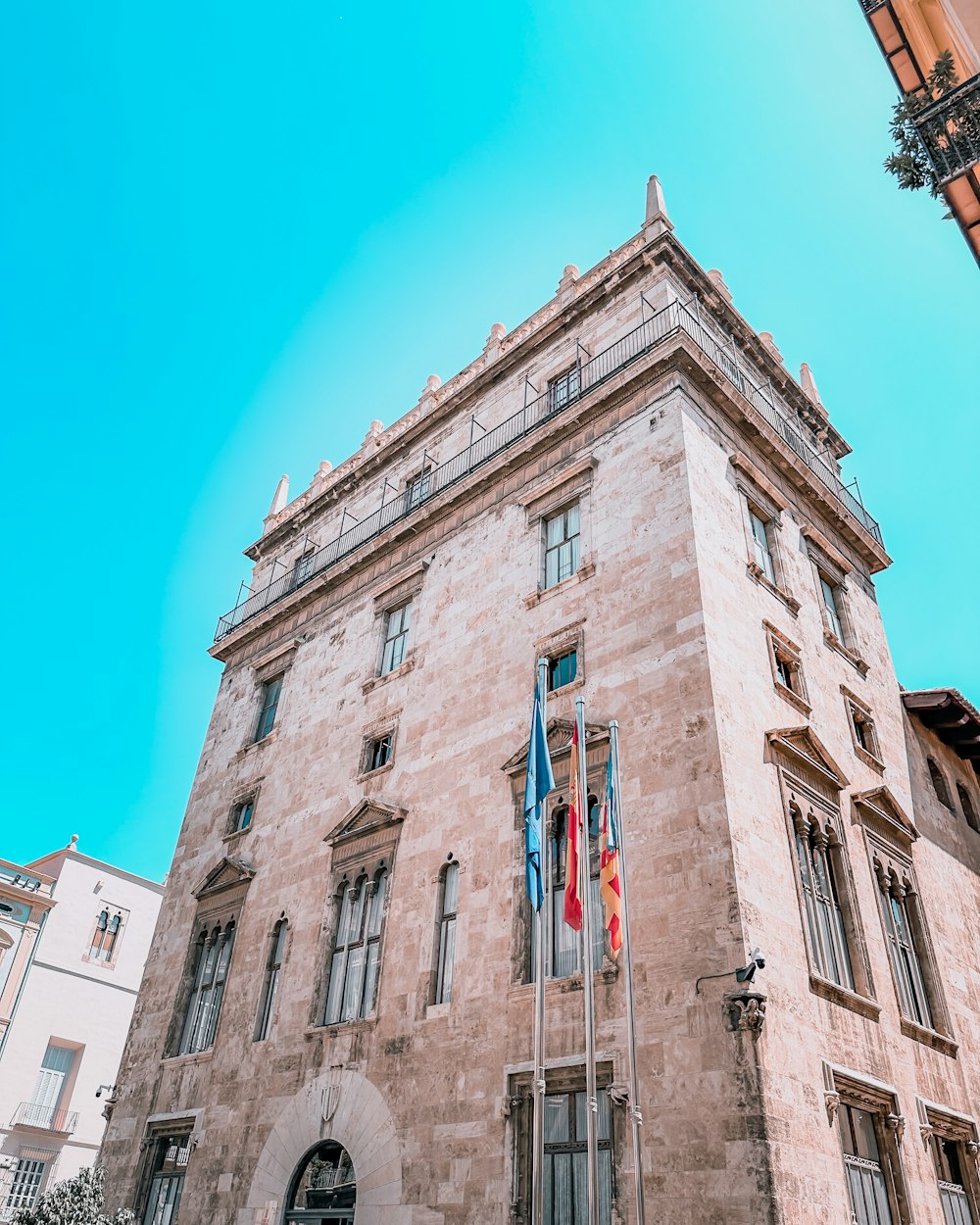 Un edificio alto con un orologio in cima