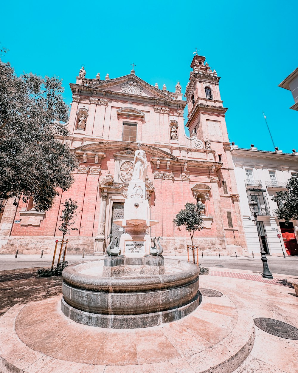 um grande edifício com um relógio na frente