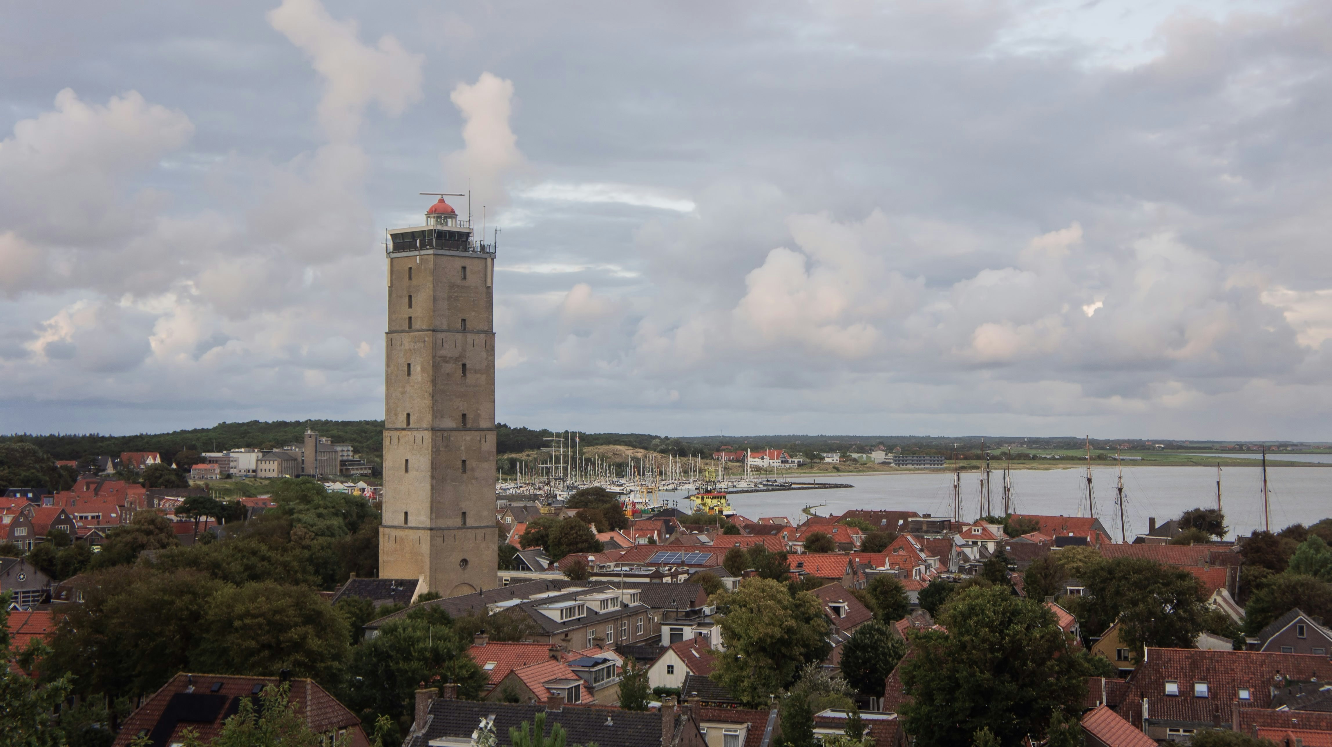 Ein hoher Glockenturm, der eine Stadt überragt
