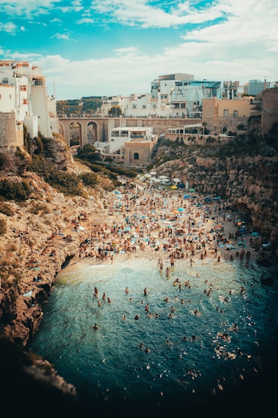 Falaises de Polignano a Mare, plage Lama Monachile
