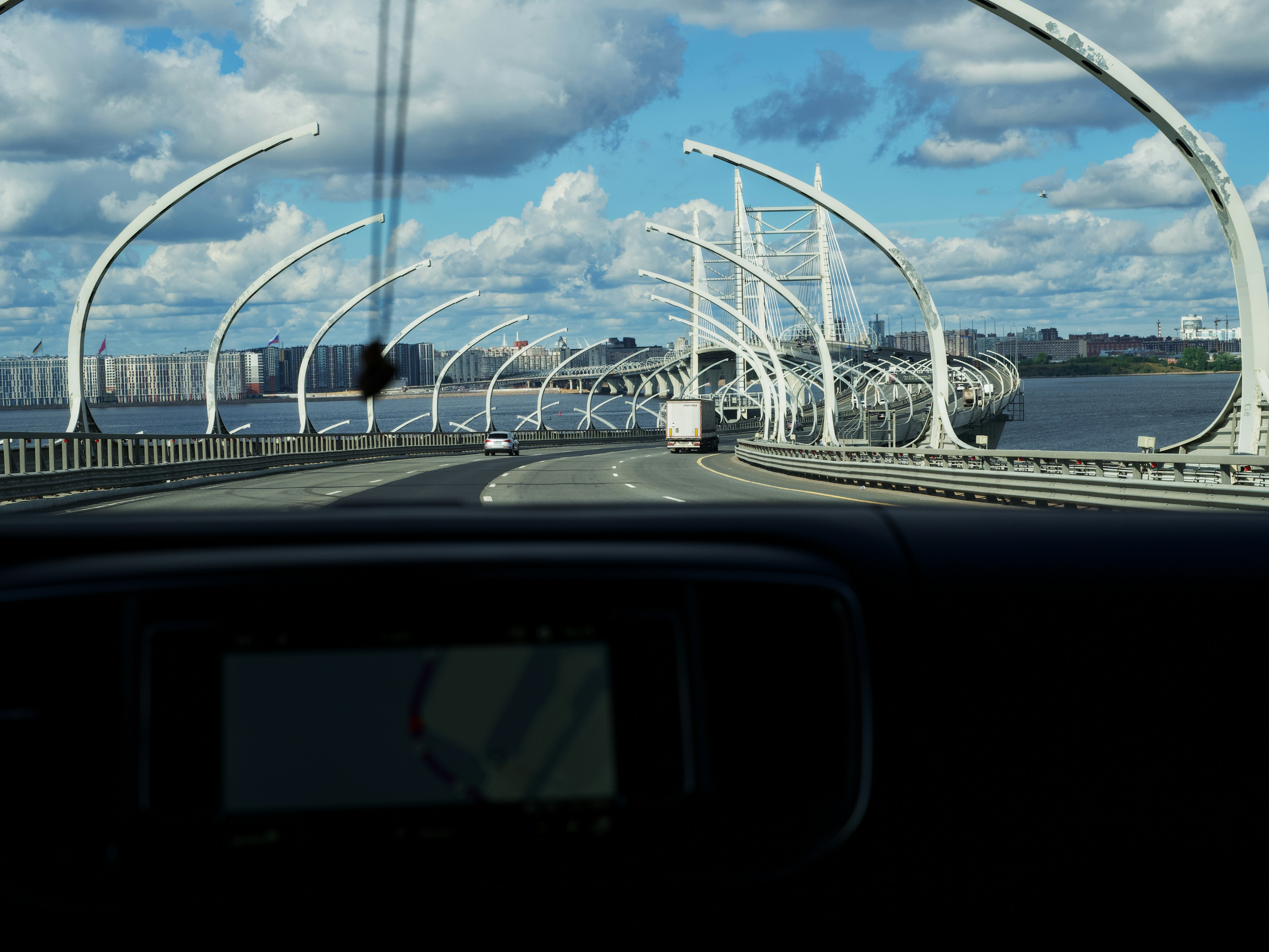 Pemandangan jembatan dari dalam mobil