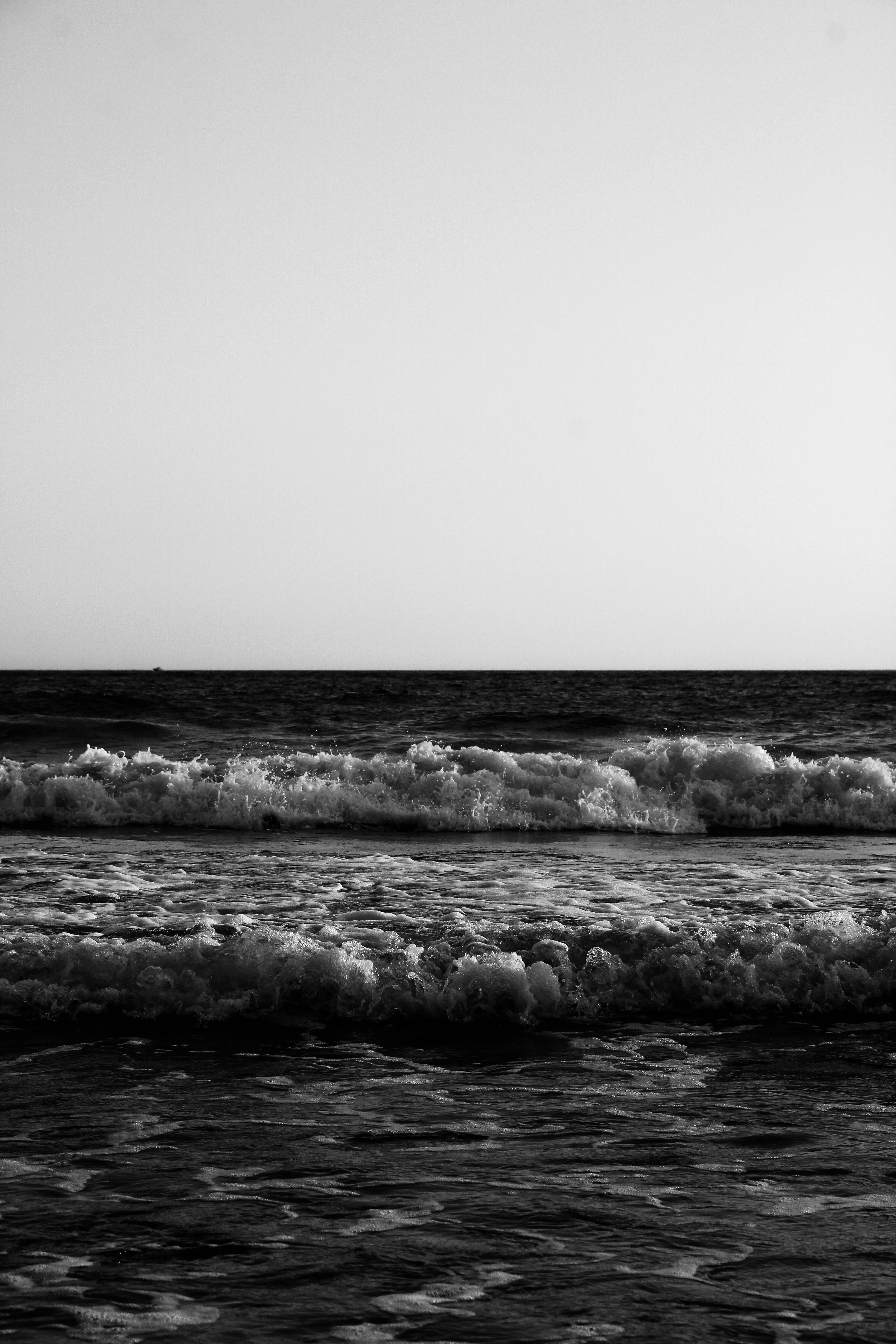 Ein Schwarz-Weiß-Foto des Ozeans