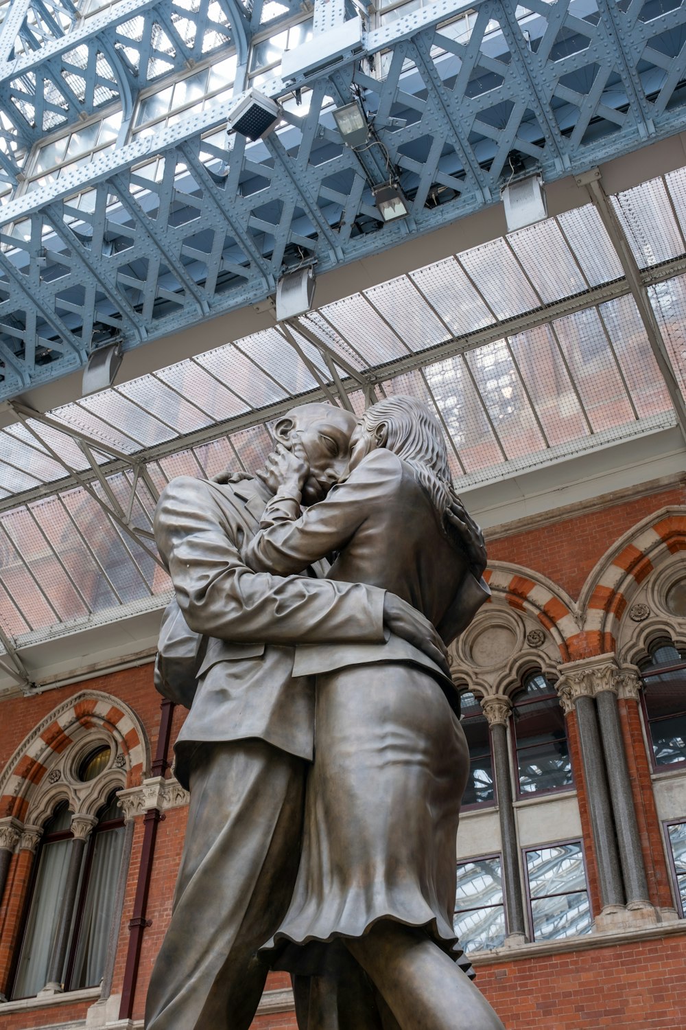eine Statue eines Mannes, der eine Frau umarmt