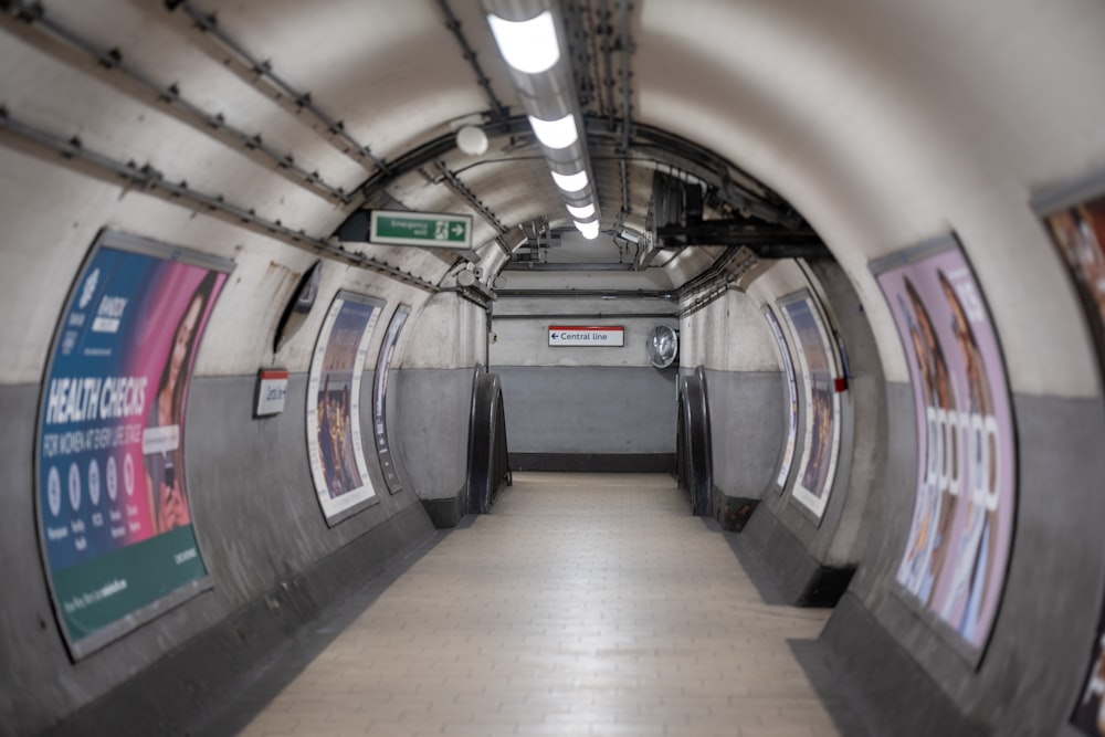 una estación de metro con una hilera de urinarios