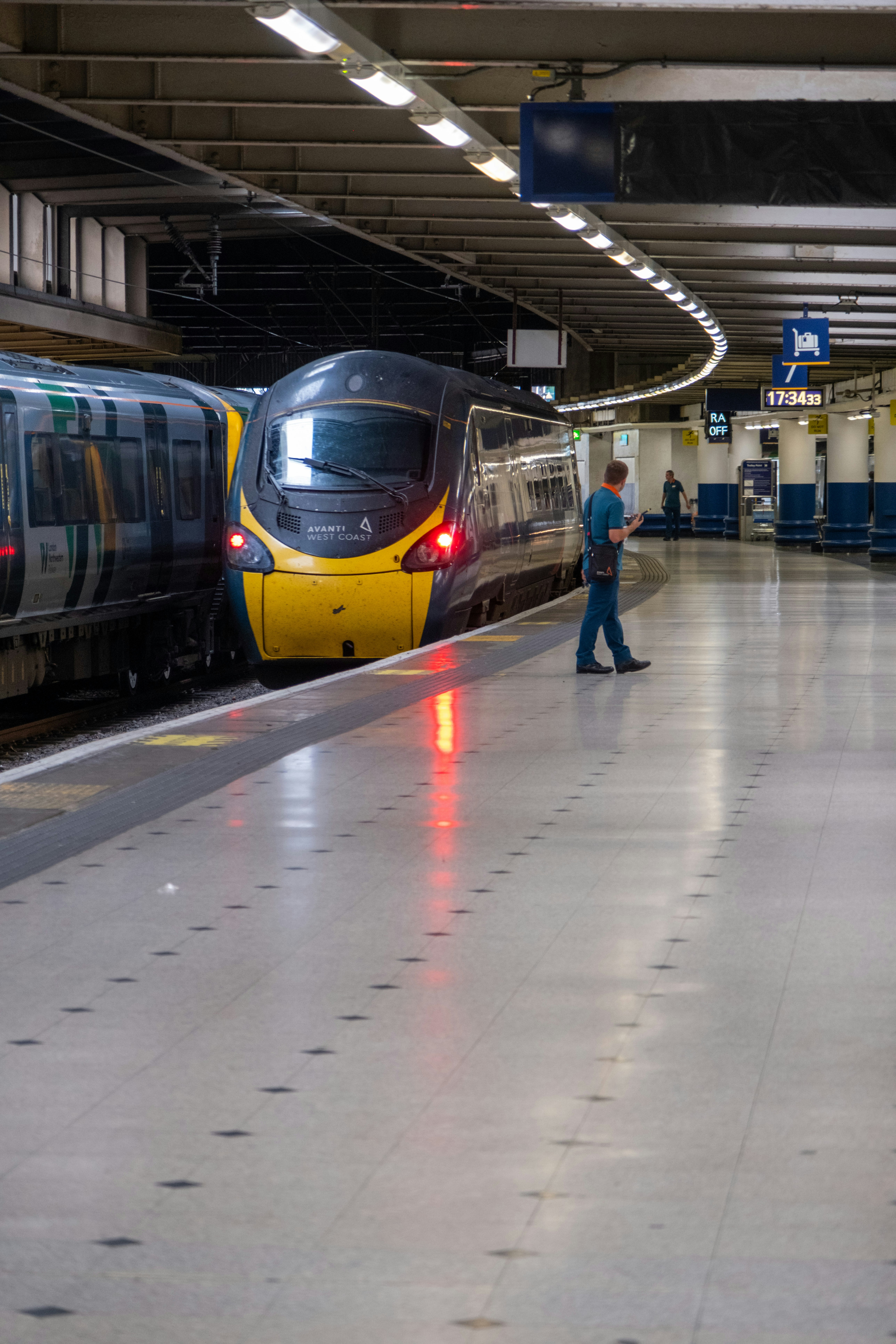 gray computer monitor