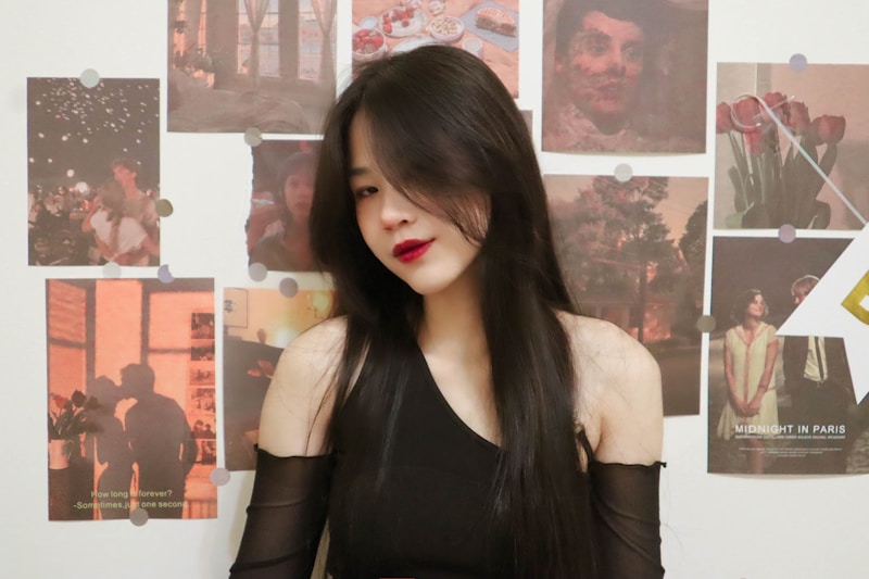 Kultturelli nainen taustakuvaseinän edessä