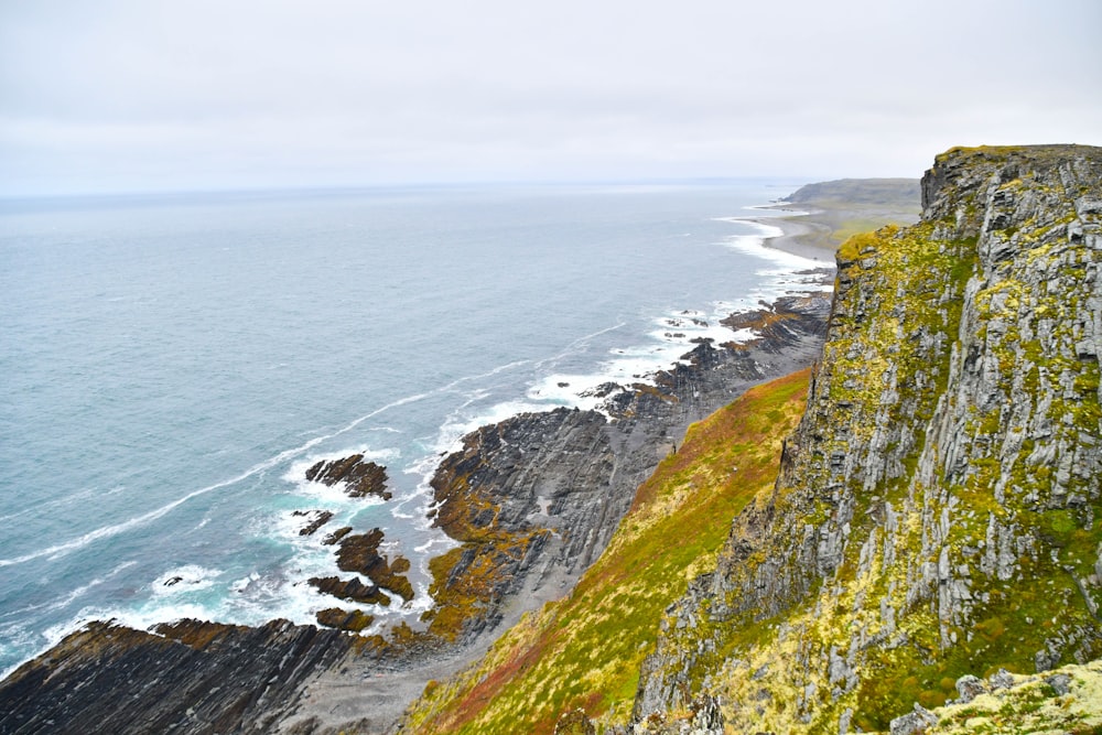 Une vue sur l’océan depuis le sommet d’une falaise