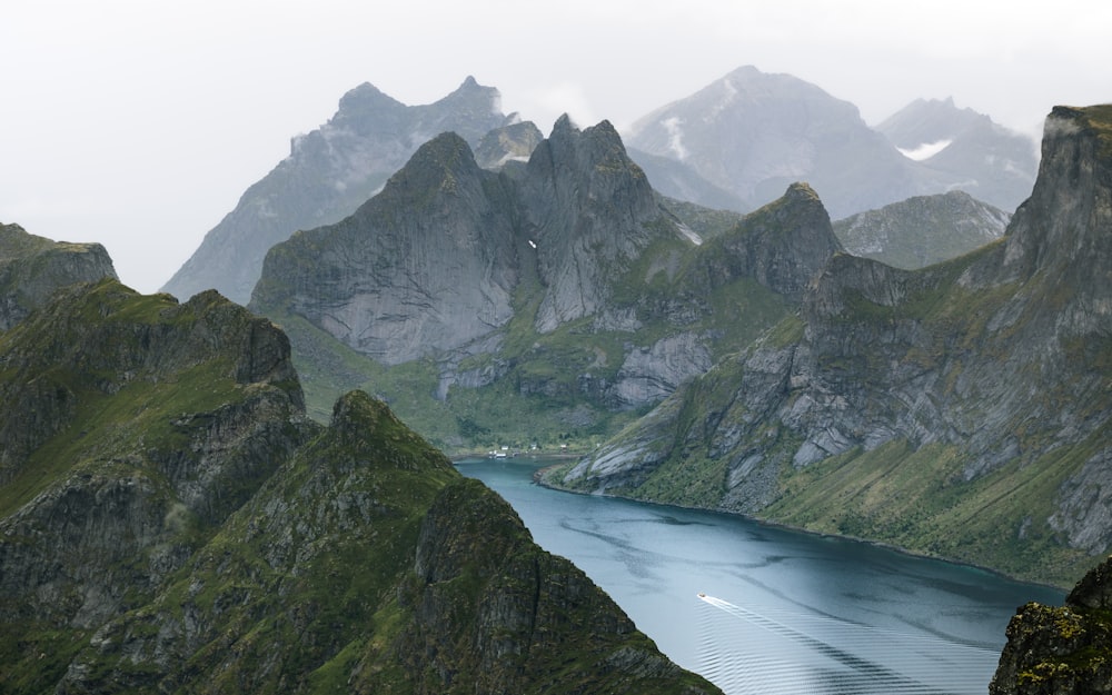una cadena montañosa con un cuerpo de agua rodeado de montañas