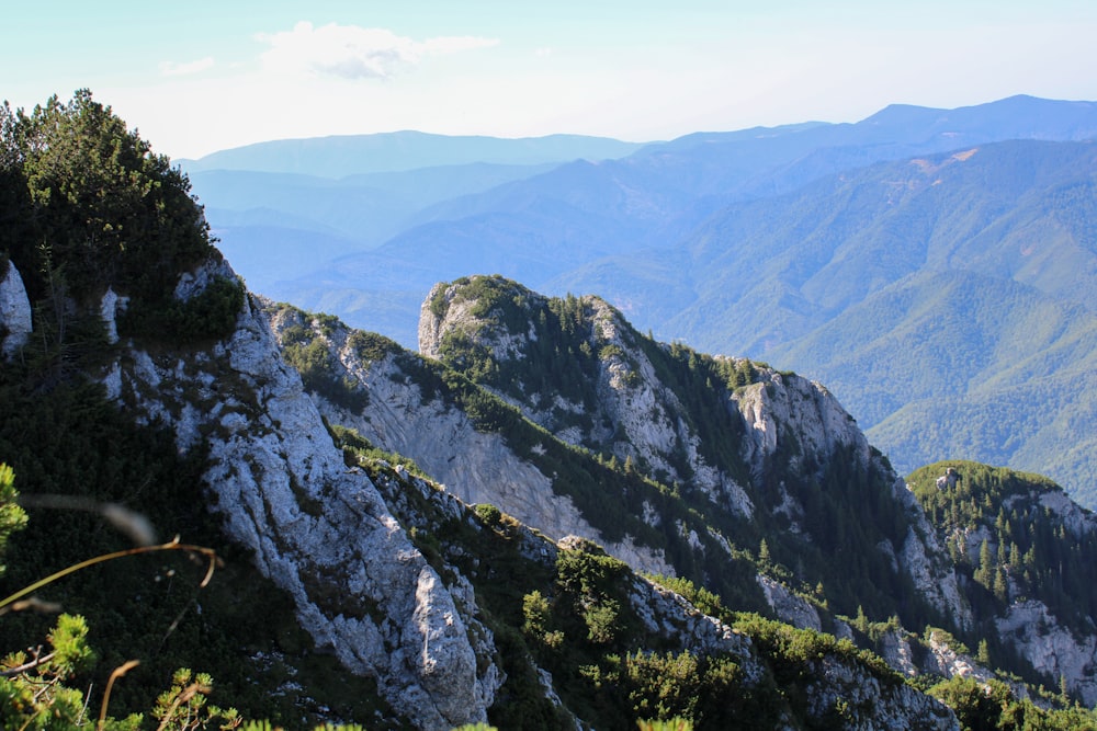 une vue sur les montagnes d’un point de vue élevé