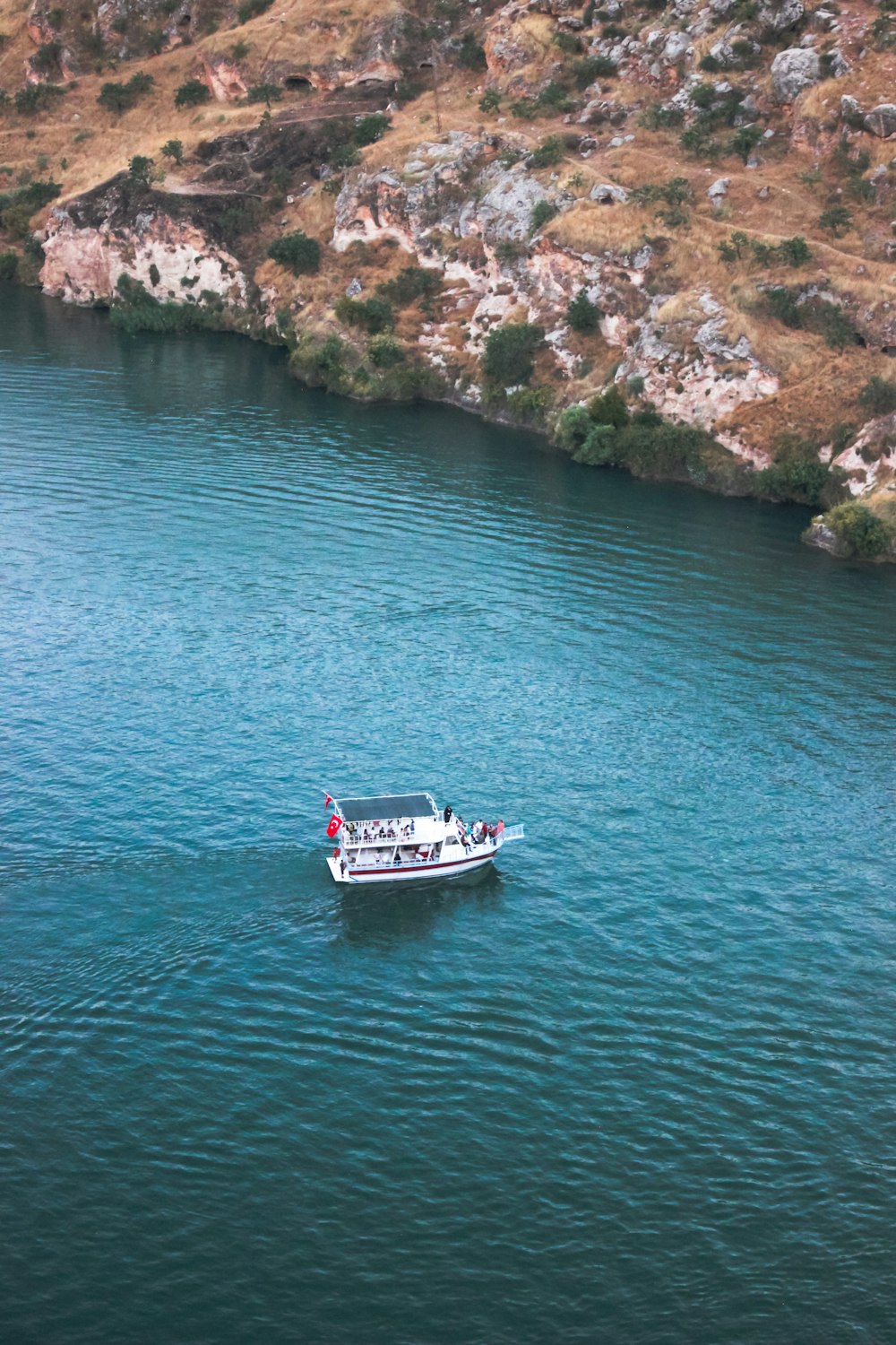 una piccola barca in un grande specchio d'acqua