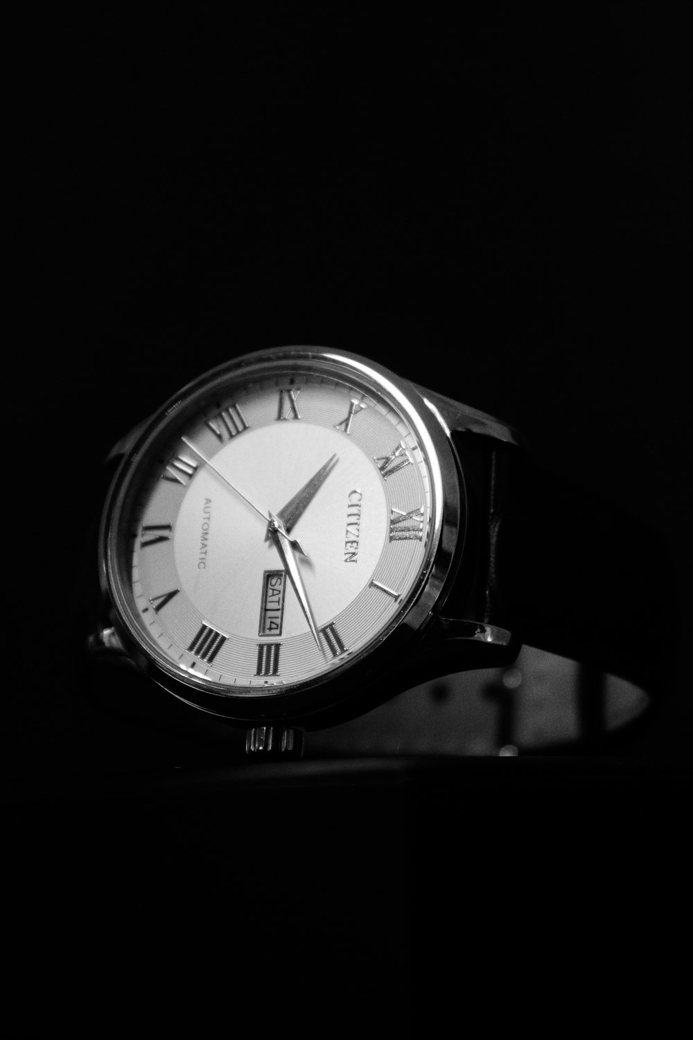 a black and white photo of a watch