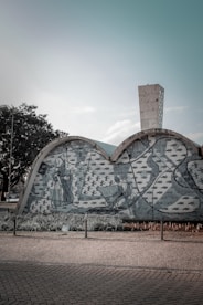 Wide shot of Mans Arte’s vibrant mural blending traditional and modern Peruvian motifs