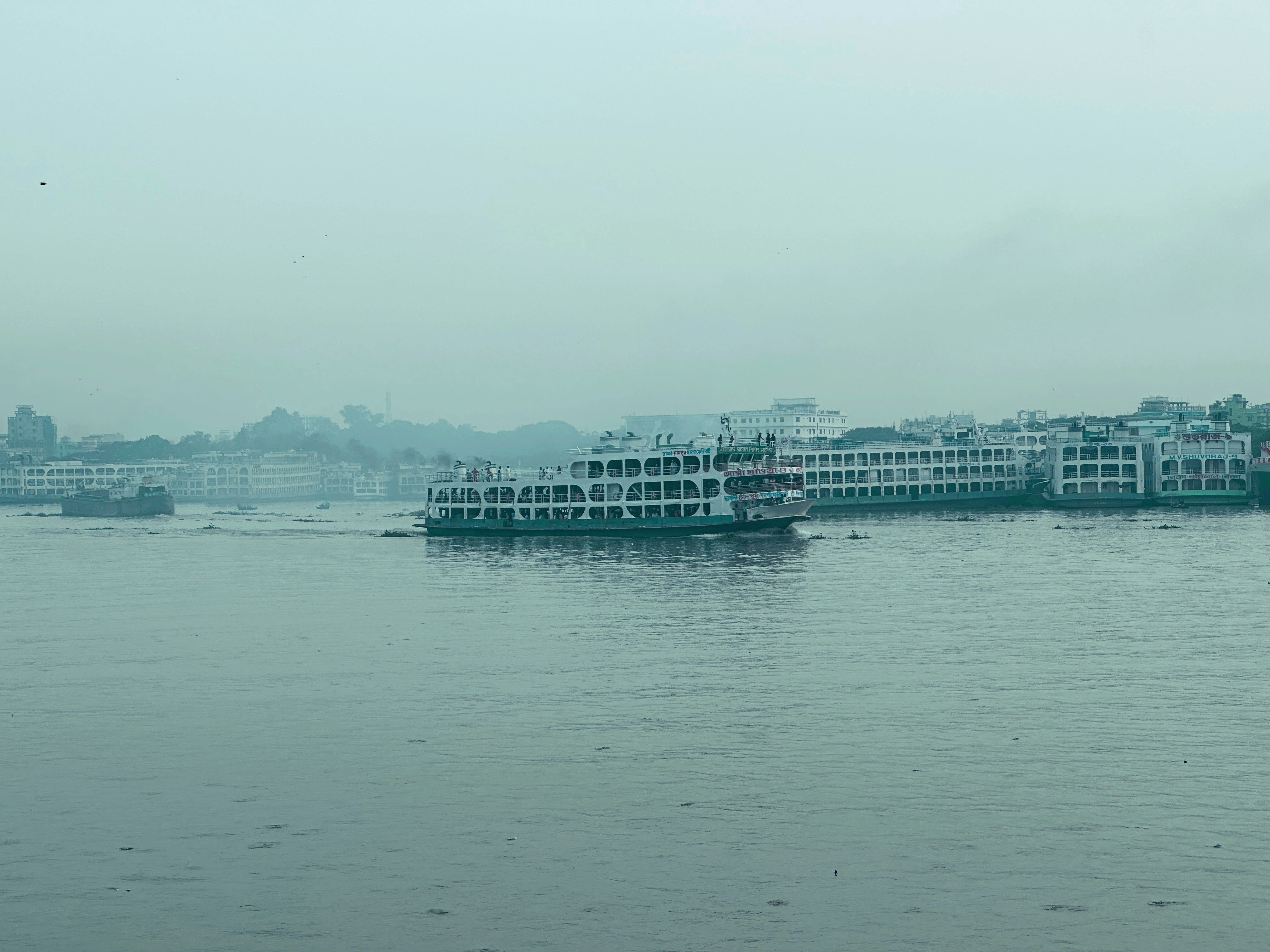 un grand bateau flottant au-dessus d’un plan d’eau