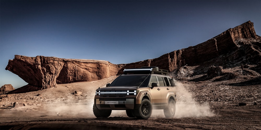 Un SUV a quattro porte che guida attraverso un paesaggio desertico