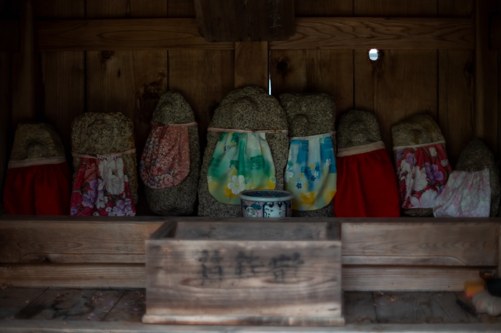 un montón de bolsas que están sentadas en un estante