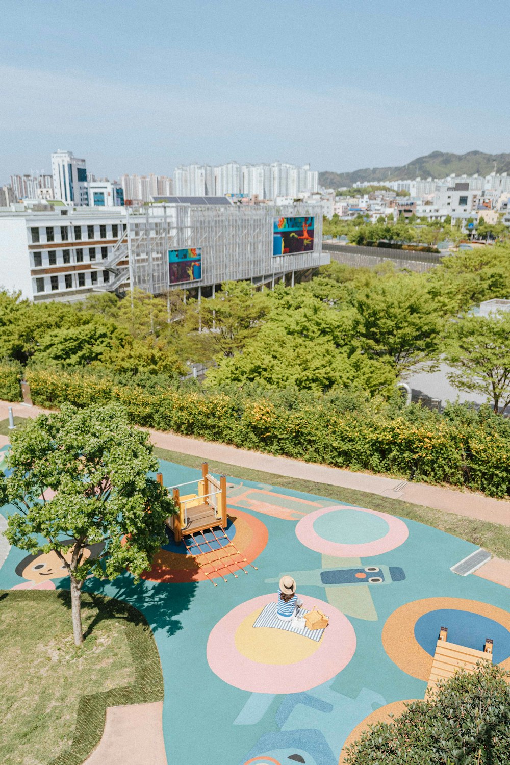 Un parque con un parque infantil en el medio