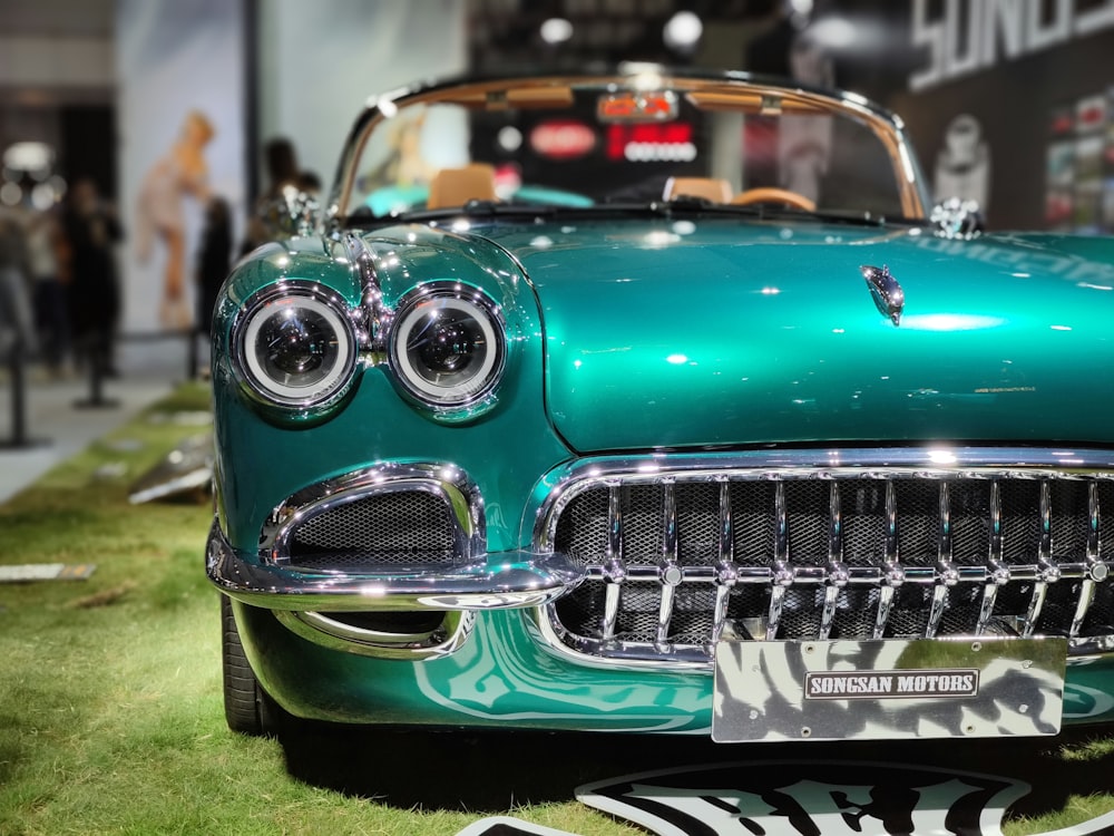 Un coche clásico verde en exhibición en una exhibición de autos