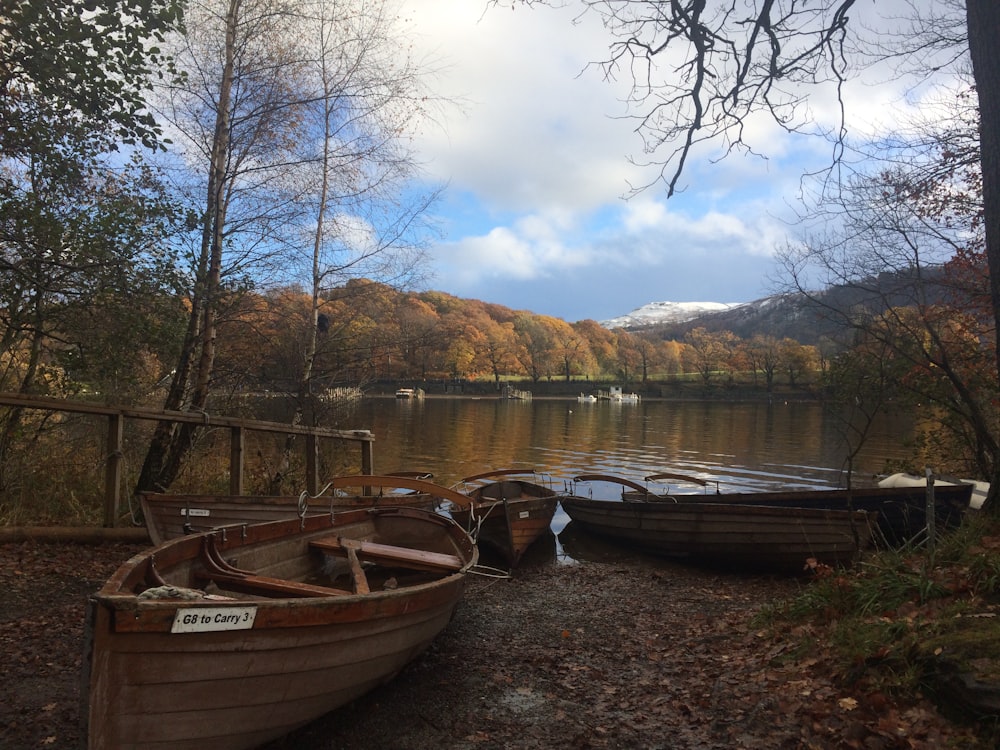 a couple of boats sitting on top of a lake