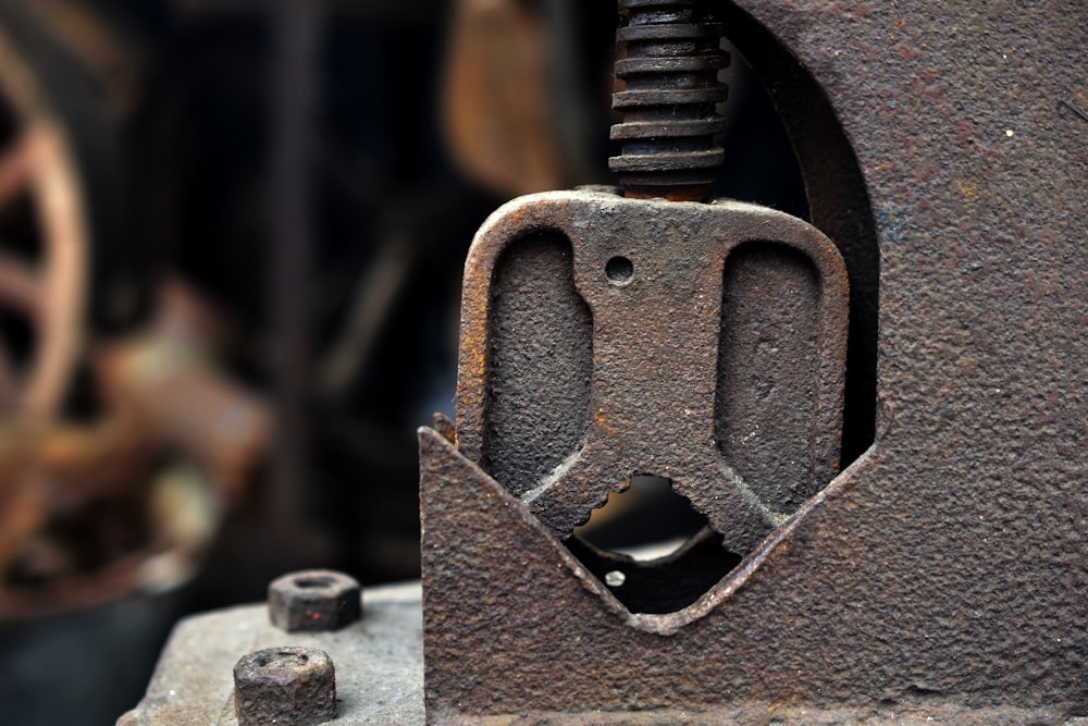 un primo piano di un oggetto metallico con un buco in esso