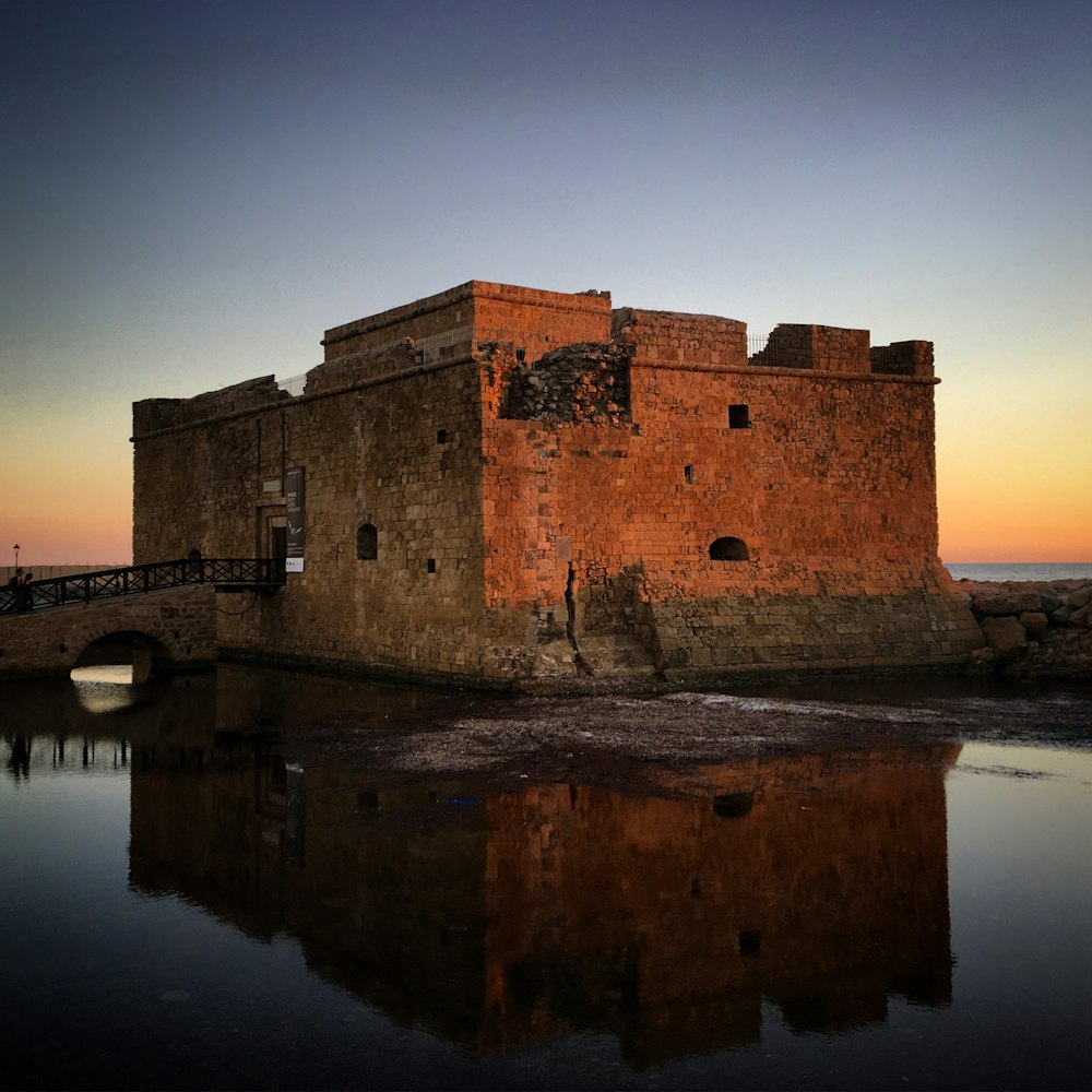 Un castillo sentado encima de un cuerpo de agua