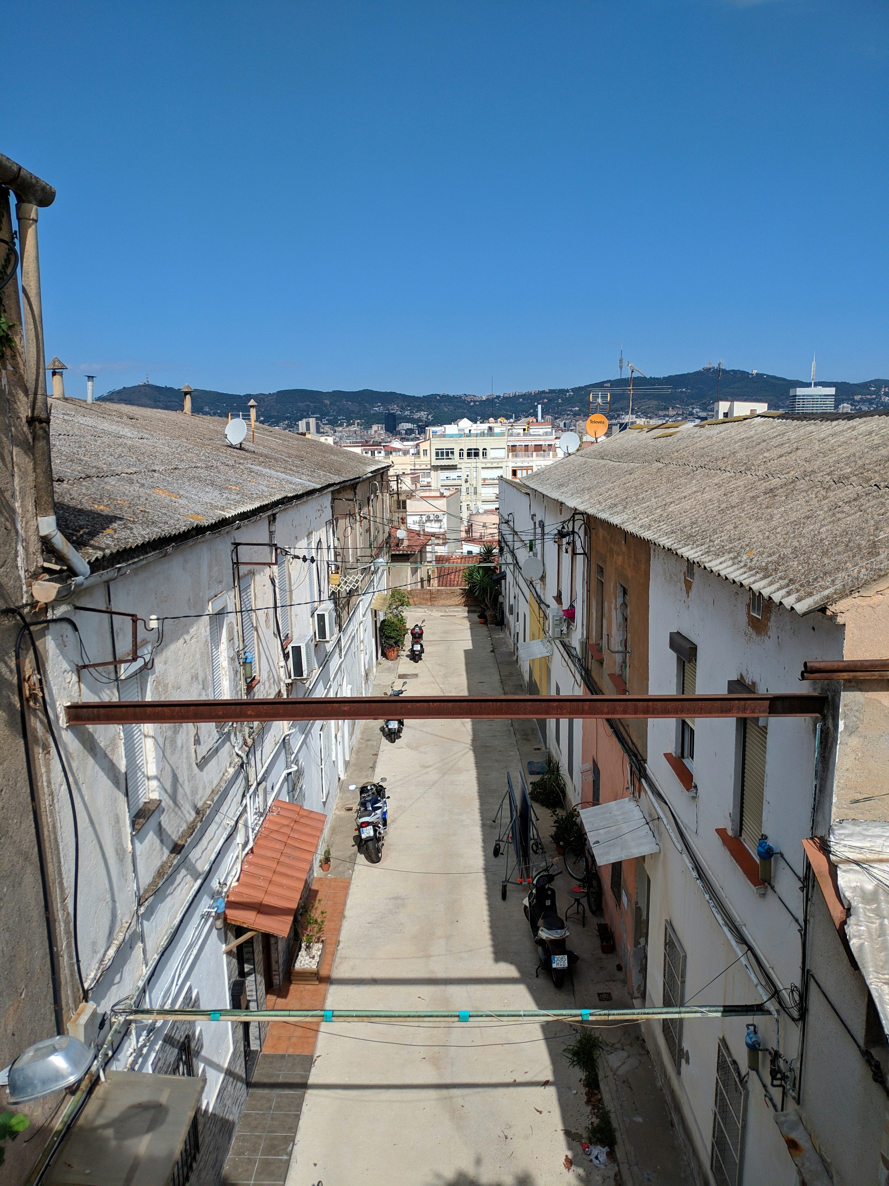 Une vue d’une rue de la ville depuis un balcon photo – Photo Espagne ...