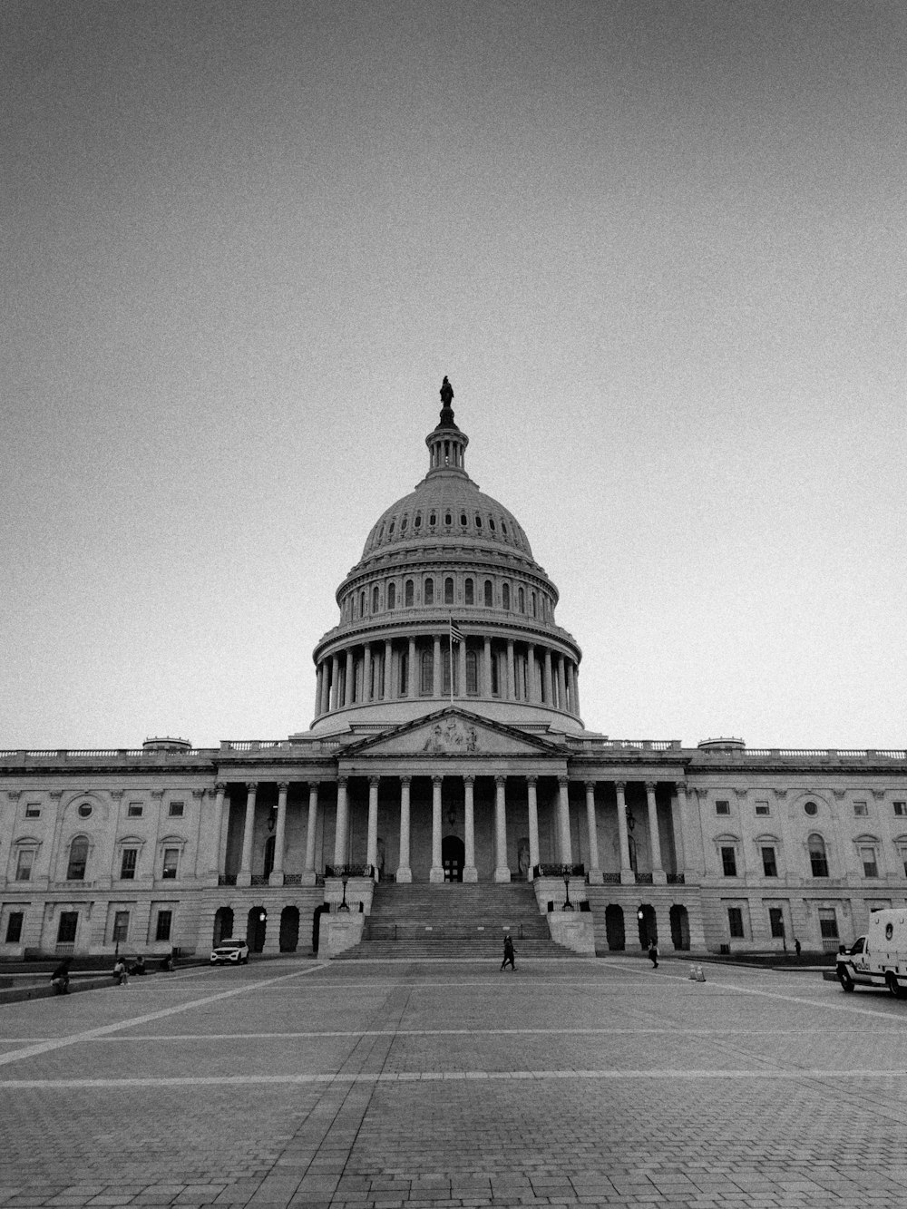 Uma foto em preto e branco do Edifício do Capitólio dos EUA