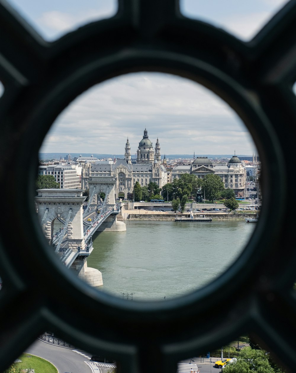 uma vista de uma ponte através de uma janela circular