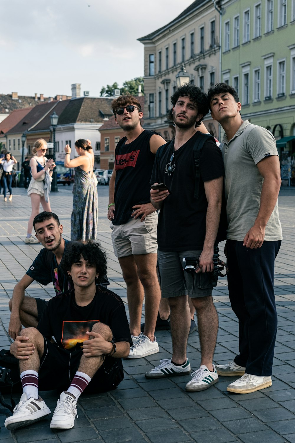 Eine Gruppe junger Männer, die nebeneinander stehen