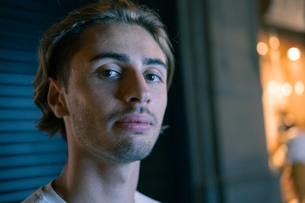 Un homme aux cheveux longs et à la chemise blanche