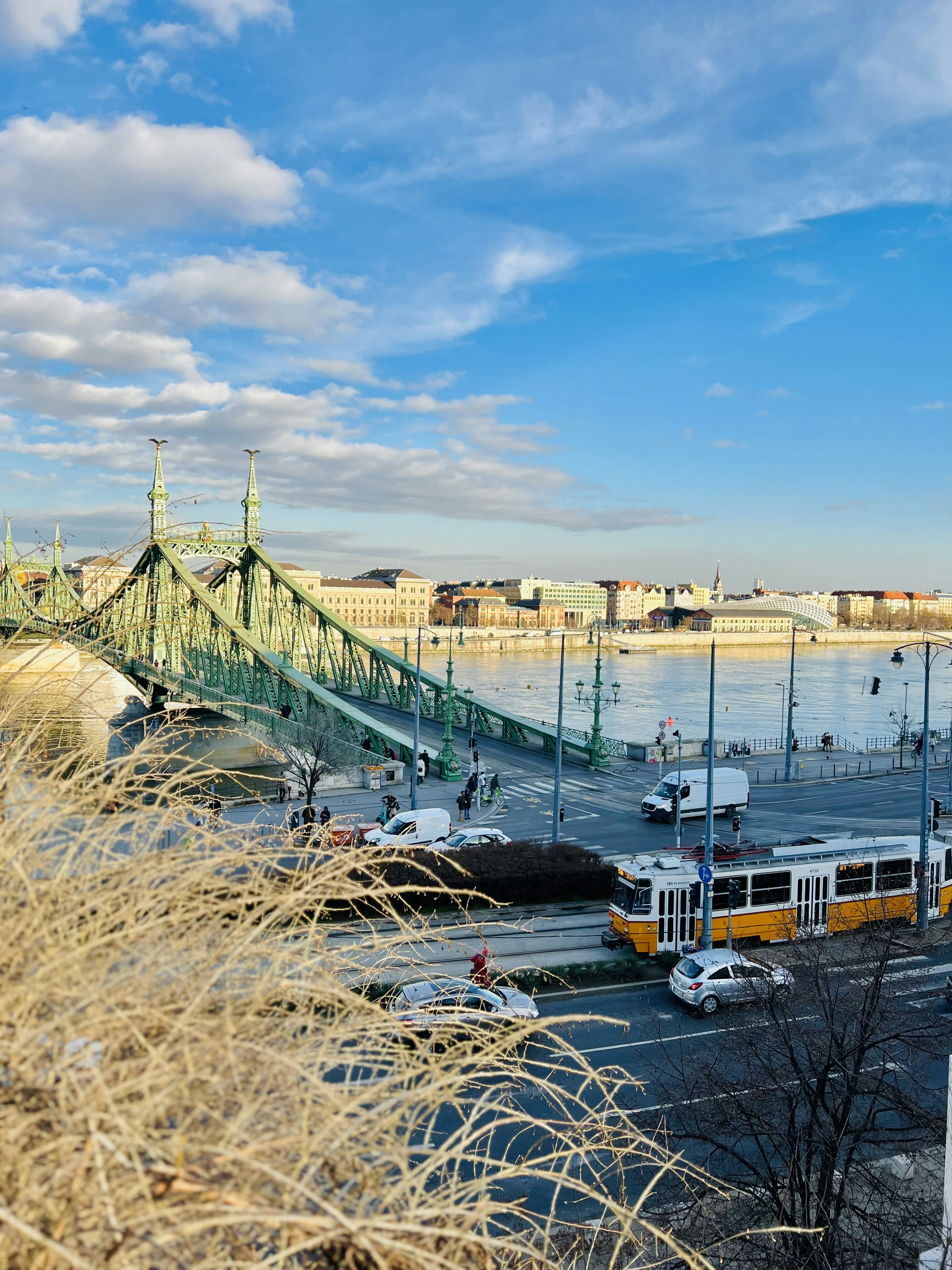 Un autobus giallo e bianco che attraversa un ponte