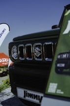 A friendly Suzuki dealership representative assisting a customer in San José del Guaviare