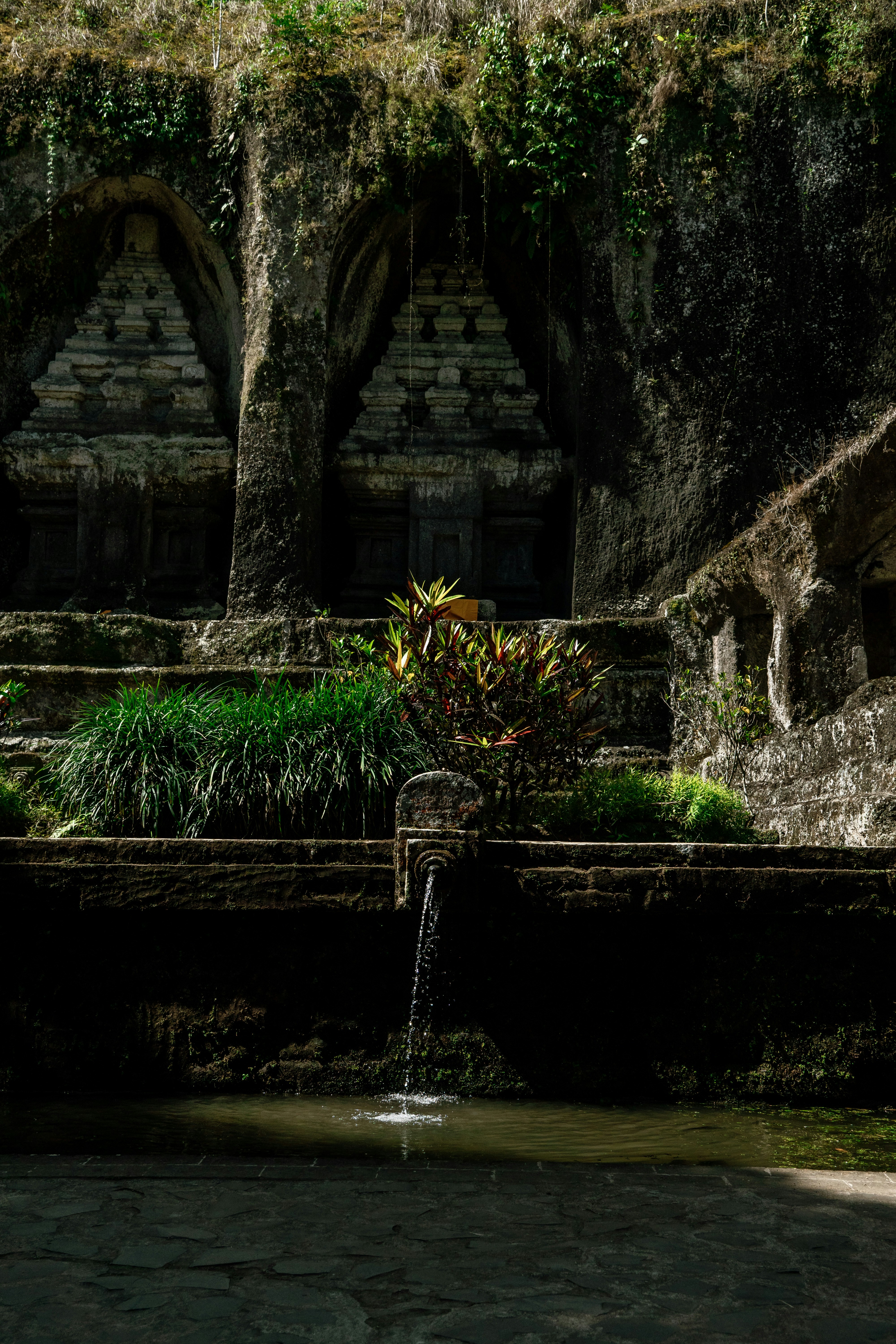 庭の真ん中にある小さな滝