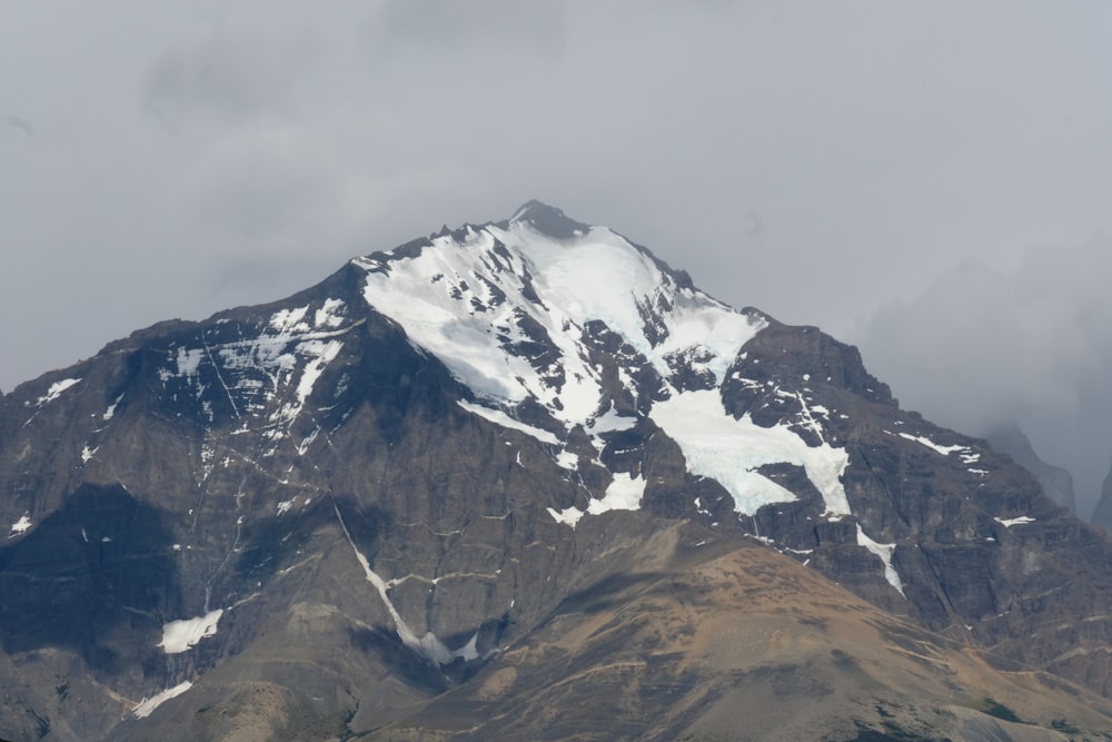 Una gran montaña cubierta de nieve en un día nublado