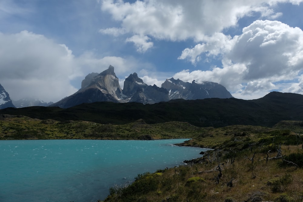 Un lago azul rodeado de montañas bajo un cielo nublado