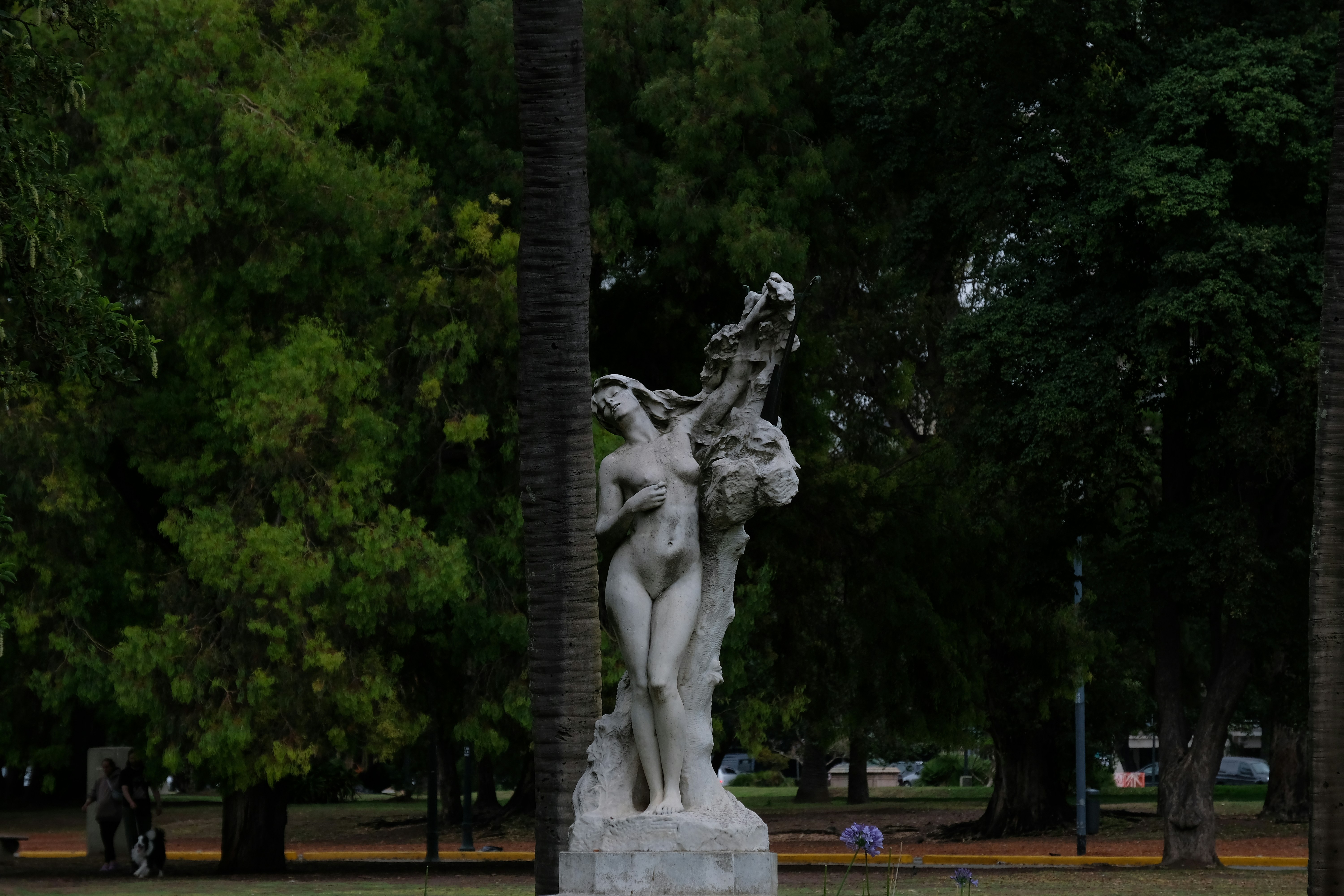a statue of two women standing next to each other