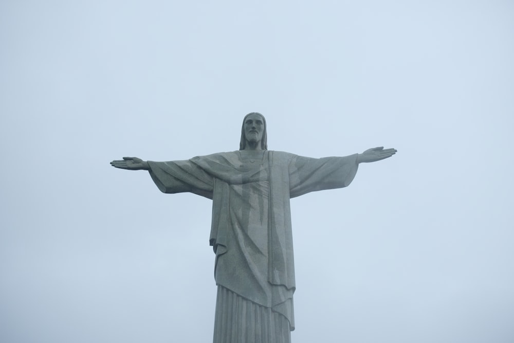 Una estatua de Jesús con los brazos extendidos