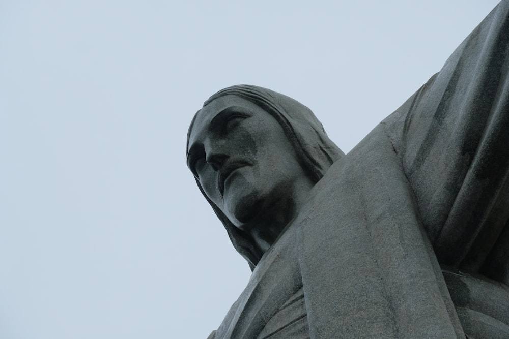 Un primer plano de una estatua con un fondo de cielo