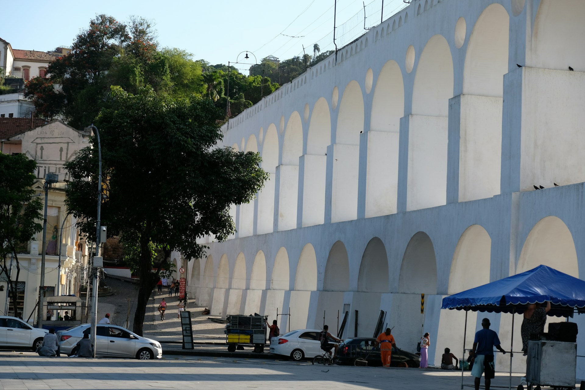 a group of cars parked next to a tall white building