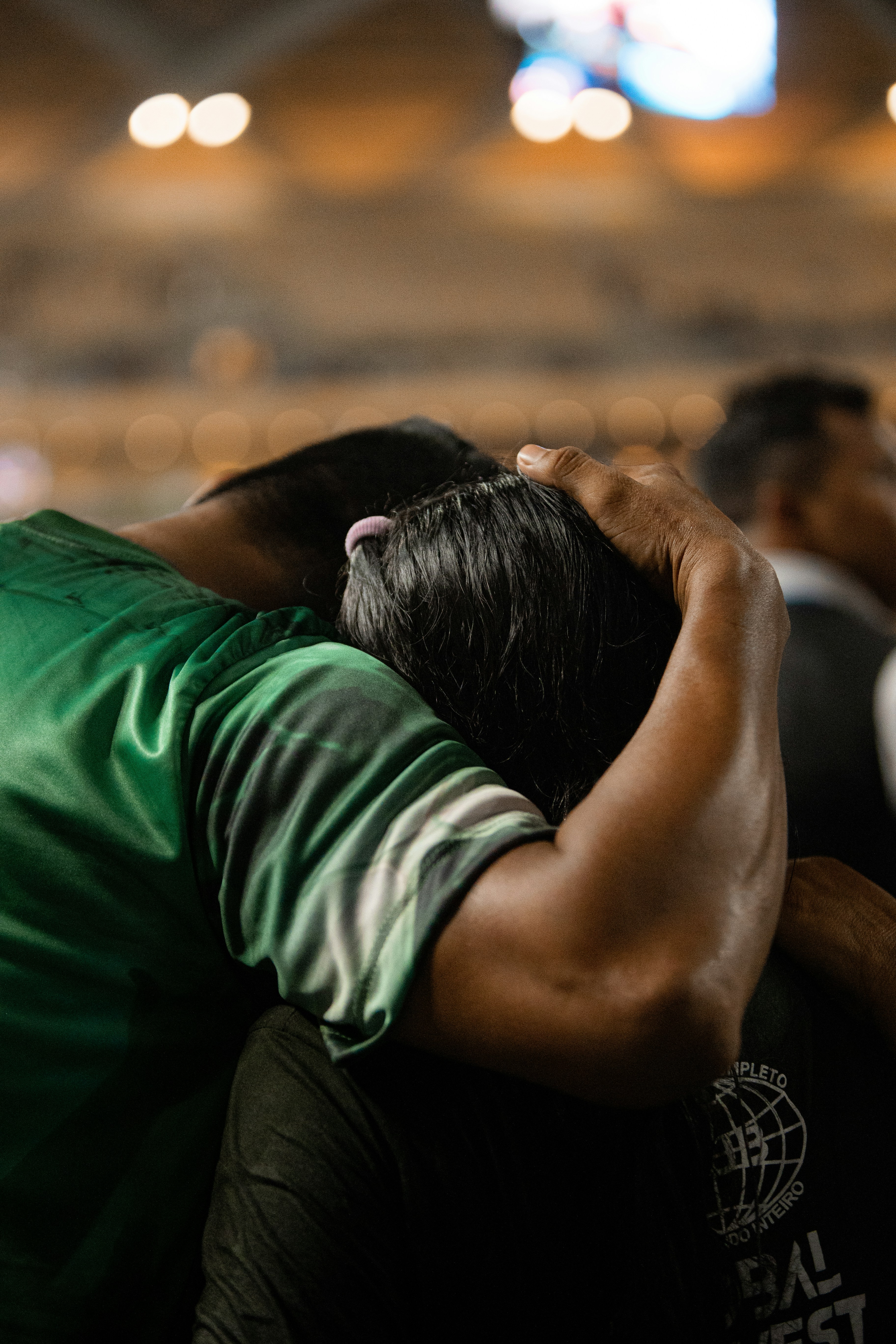 beberapa pria duduk bersebelahan