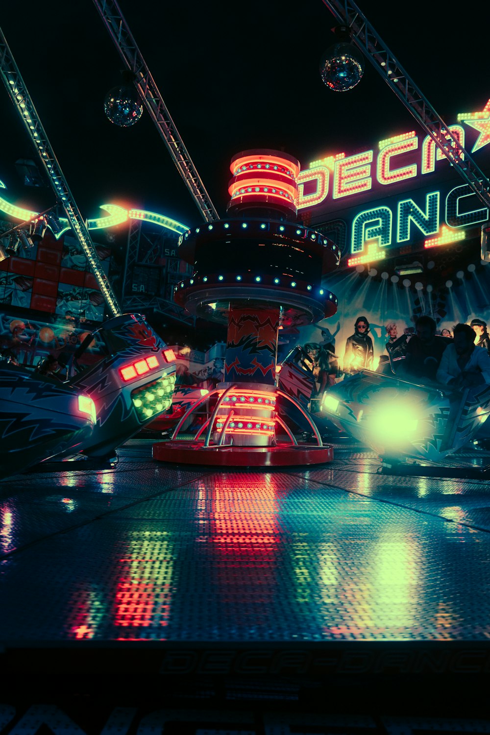 a carnival ride at night with people on it