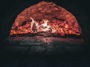 Un horno rústico con brasas encendidas en el interior de una panadería tradicional mexica