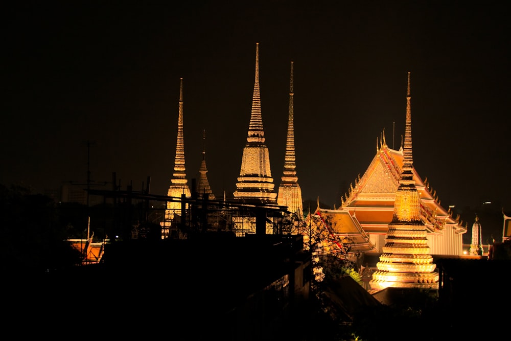 une vue nocturne d’un grand bâtiment avec de nombreuses flèches