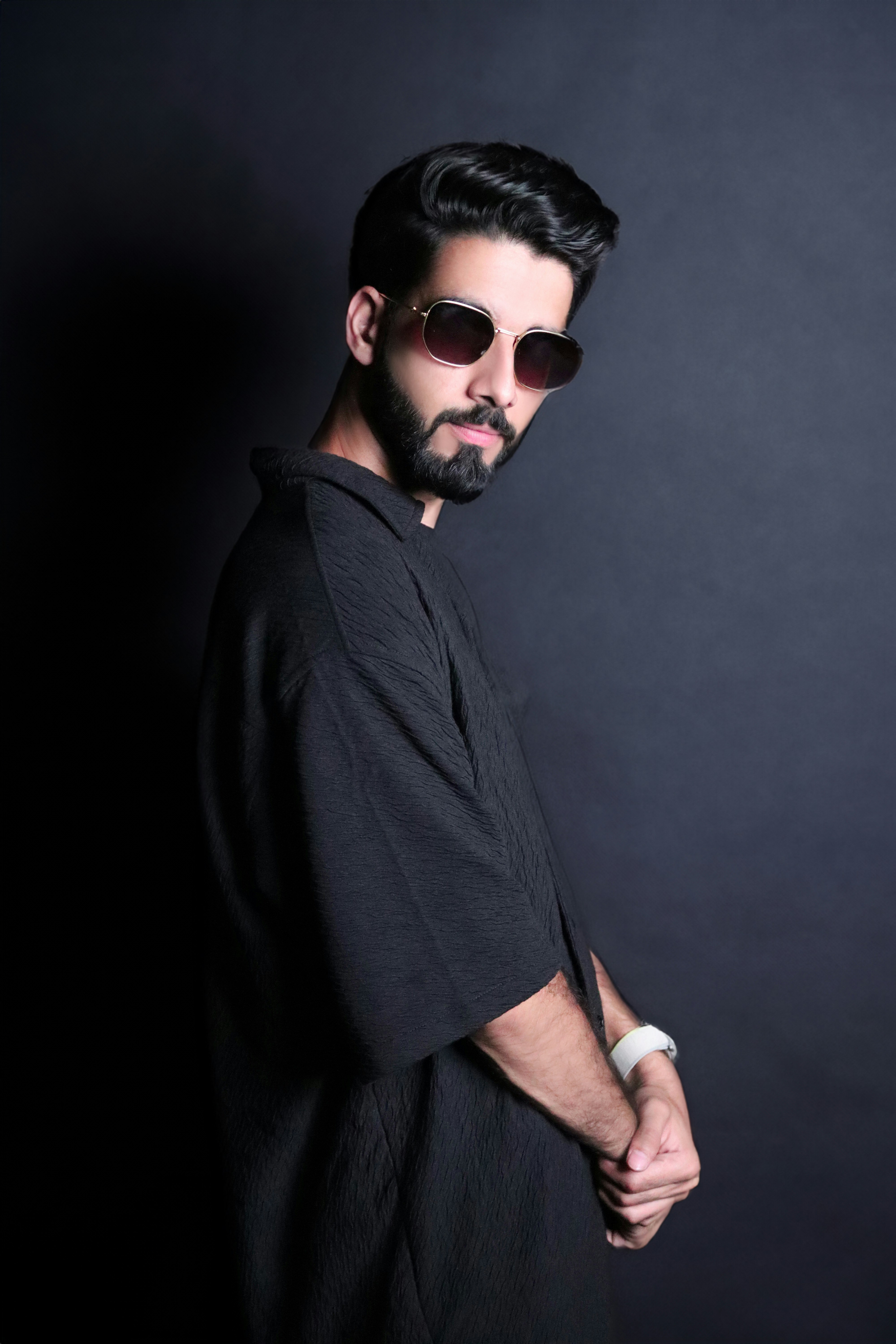 Un hombre con gafas de sol y una camisa negra