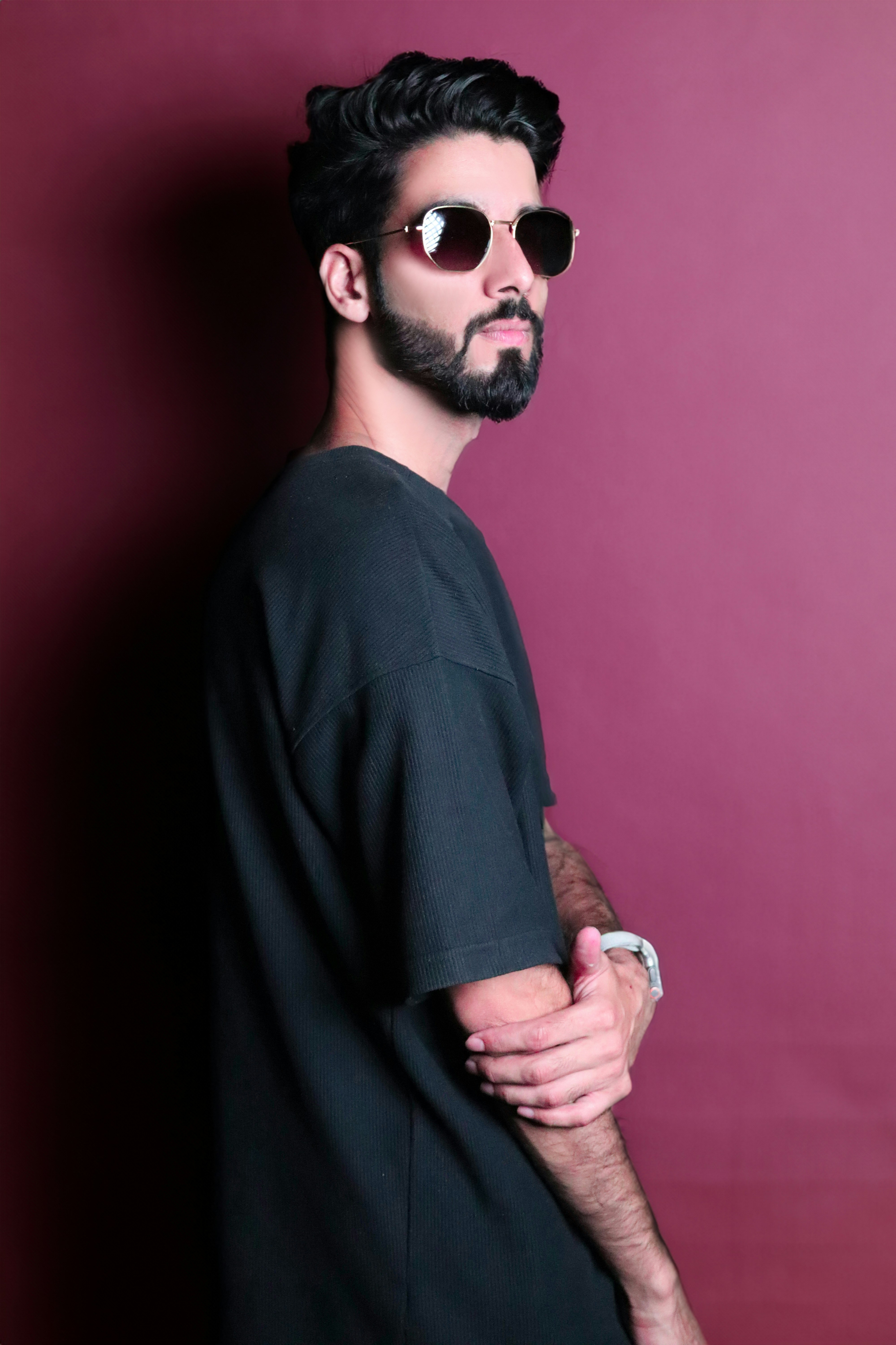 Un hombre con barba y gafas de sol