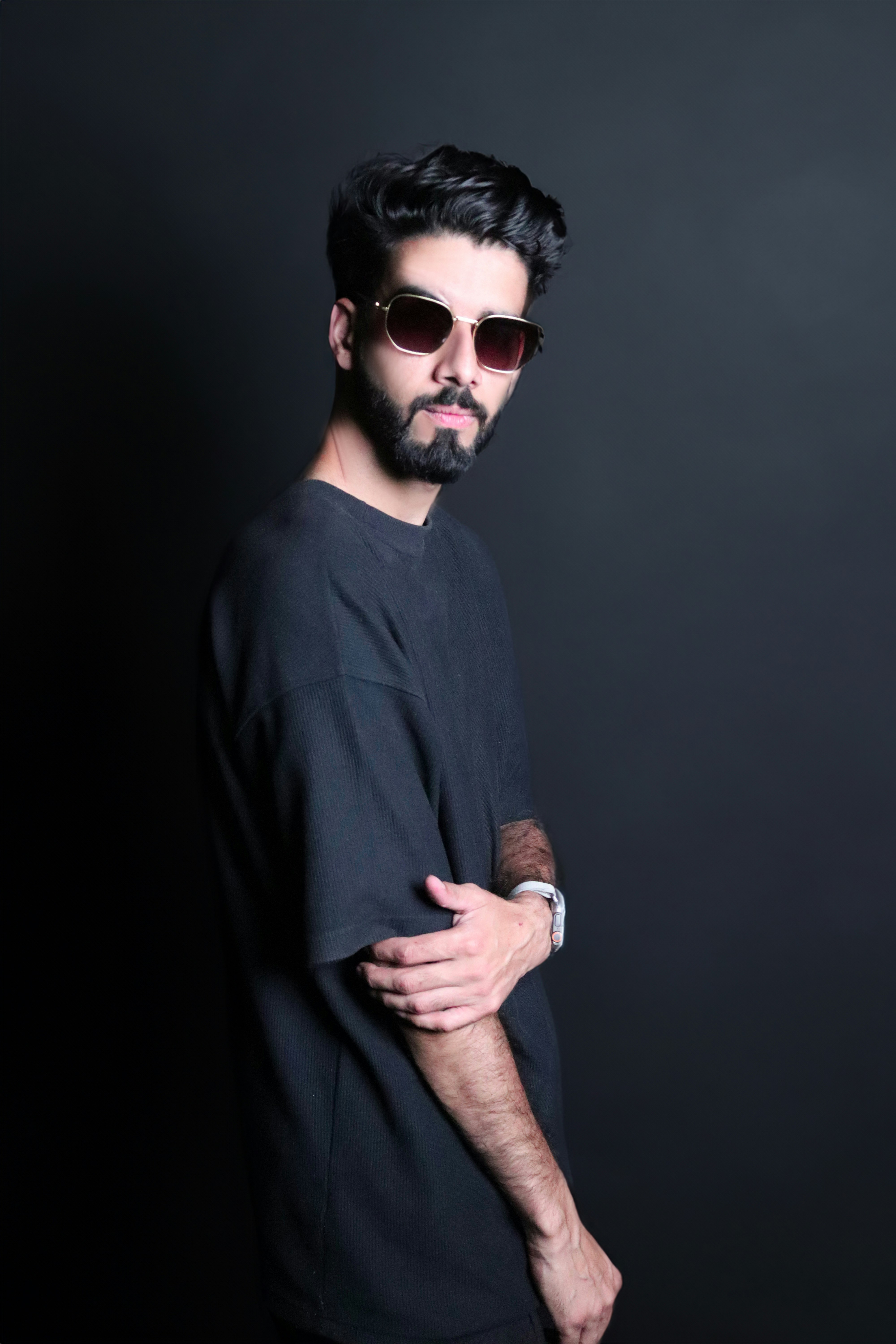 Un hombre con gafas de sol y una camisa negra