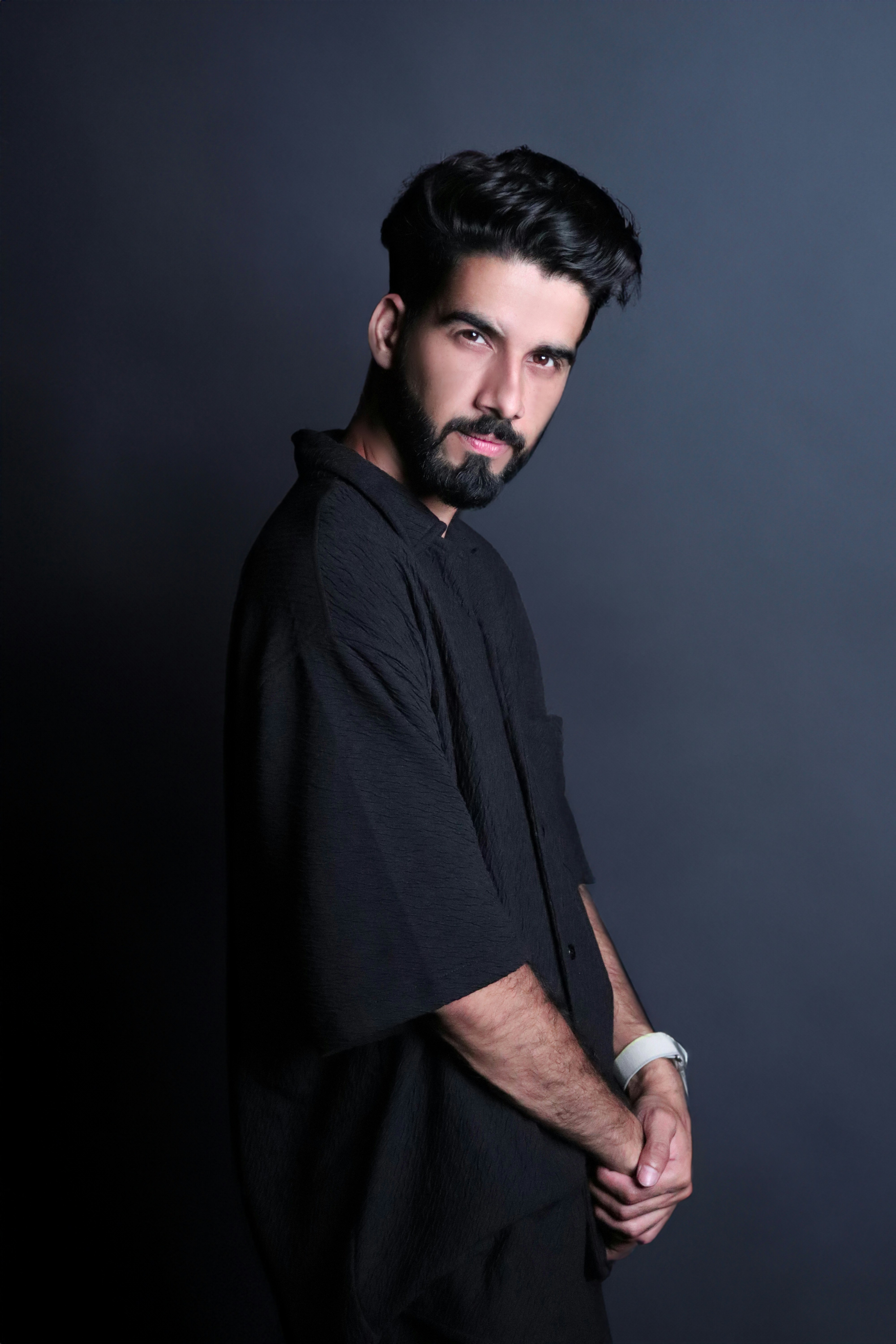 Un hombre con barba y camisa negra