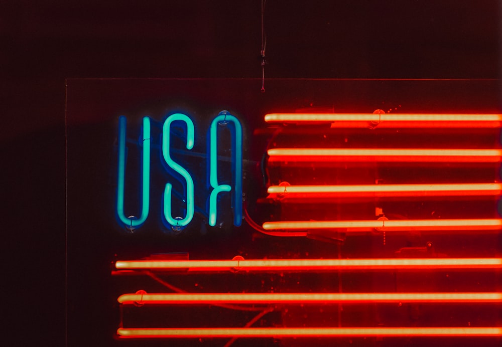 Un'insegna al neon che dice USA su di esso