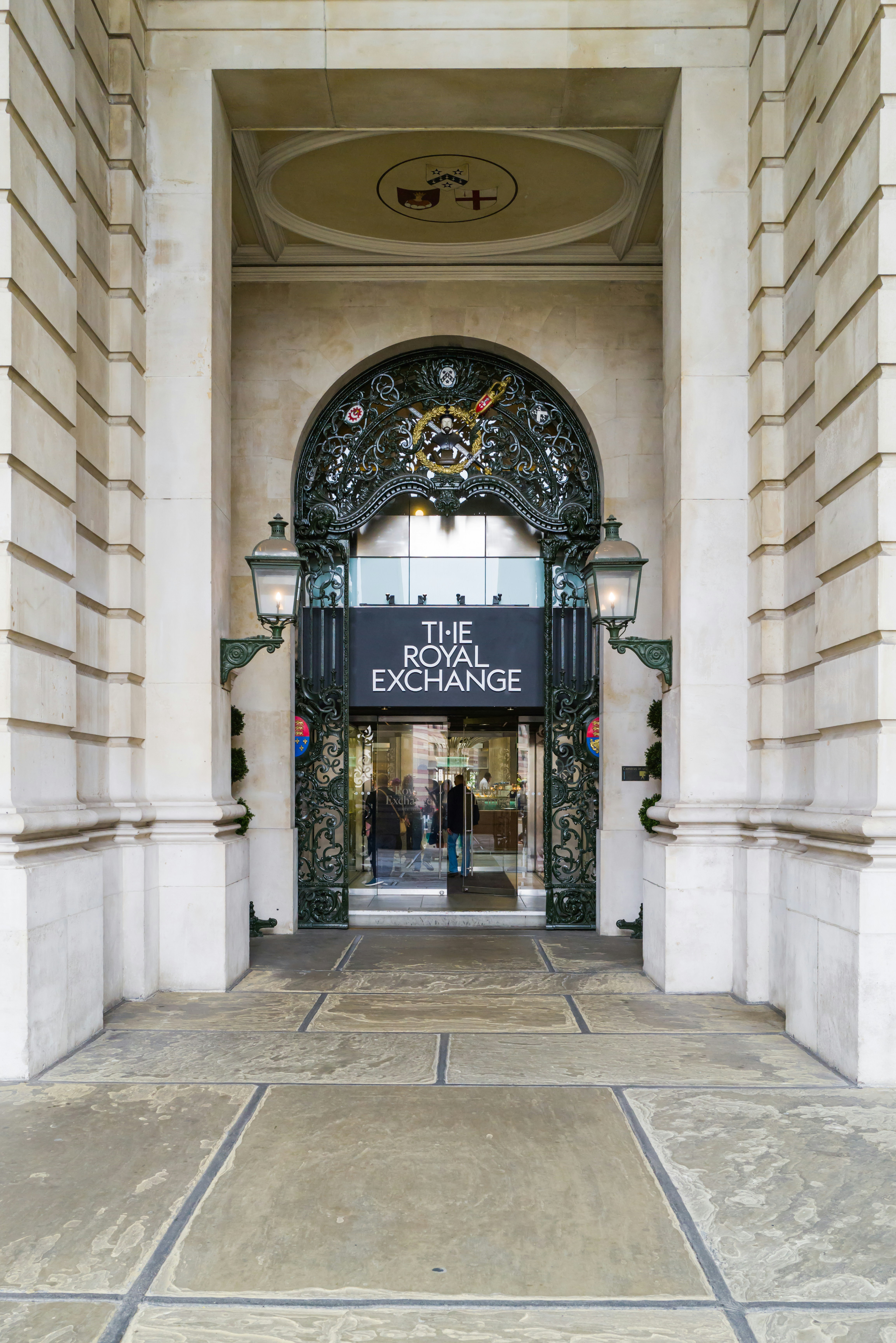 l’entrée d’un bâtiment avec un panneau qui dit l’échange du musée