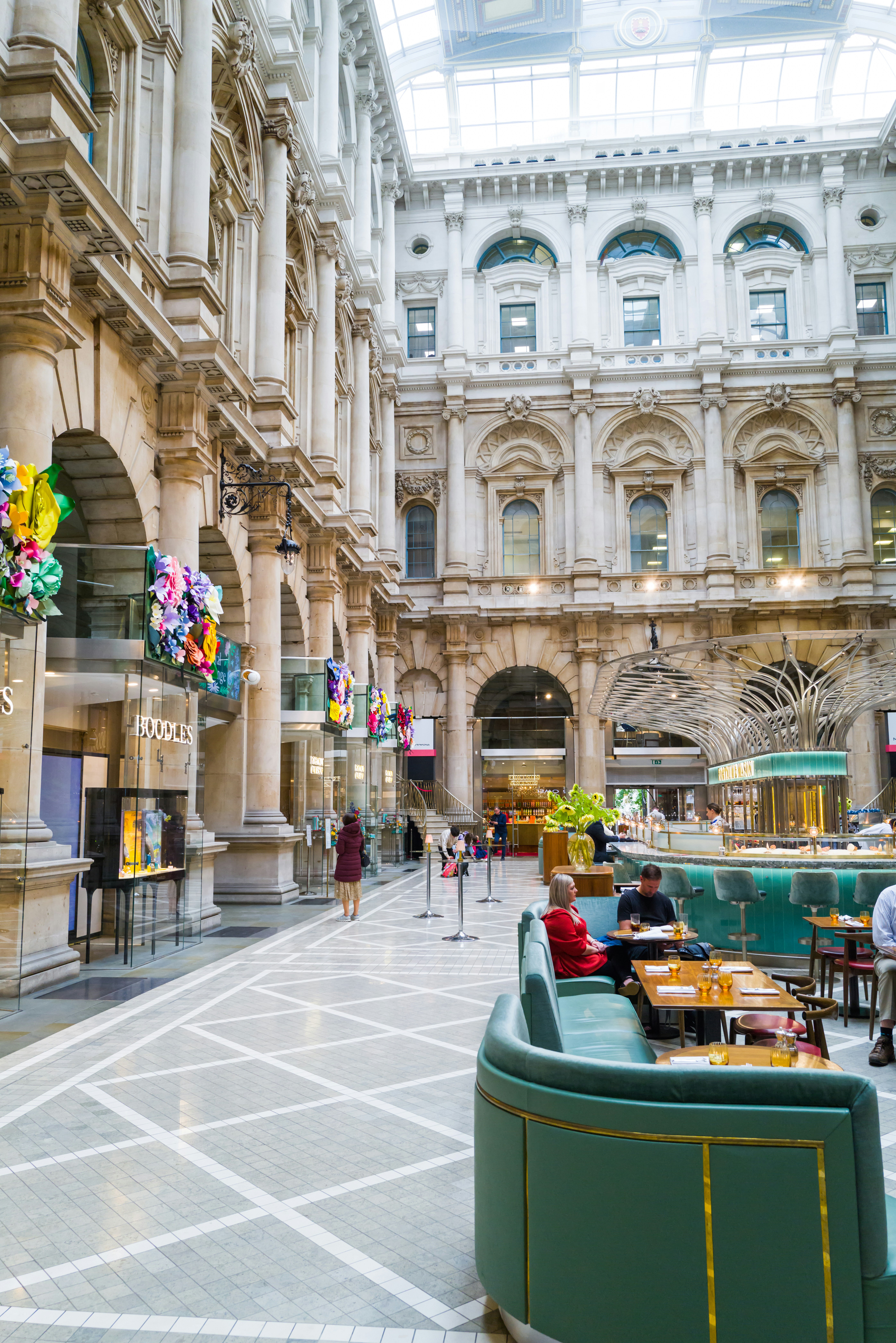 Un grand bâtiment avec beaucoup de monde à l’intérieur