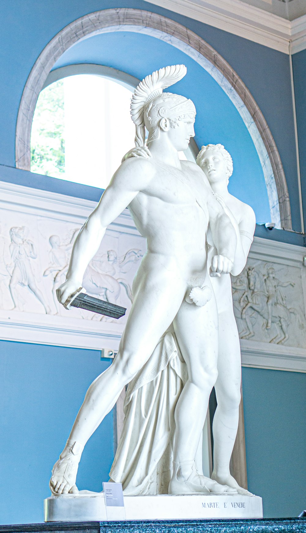 eine Statue eines Mannes, der eine Frau hält